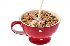 Mleko z płatkami musli w czerwonej misce