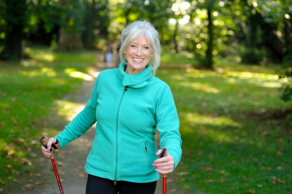 Seniorin beim Fitnesstraining im Wald