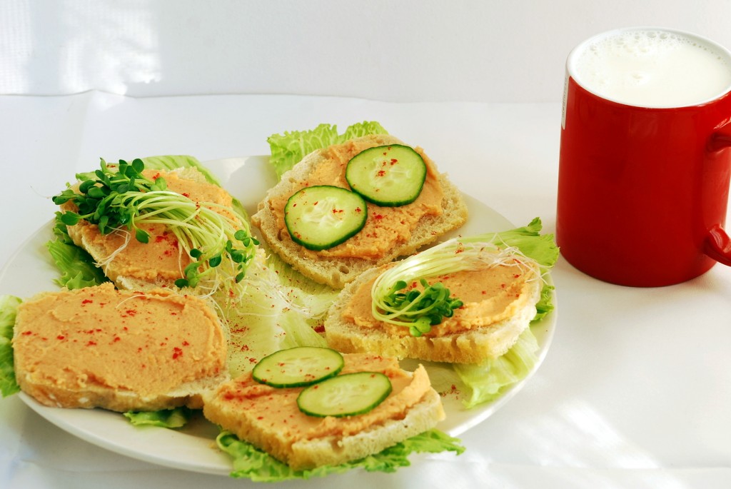 Kanapki z pastą z łososia i soczewicy