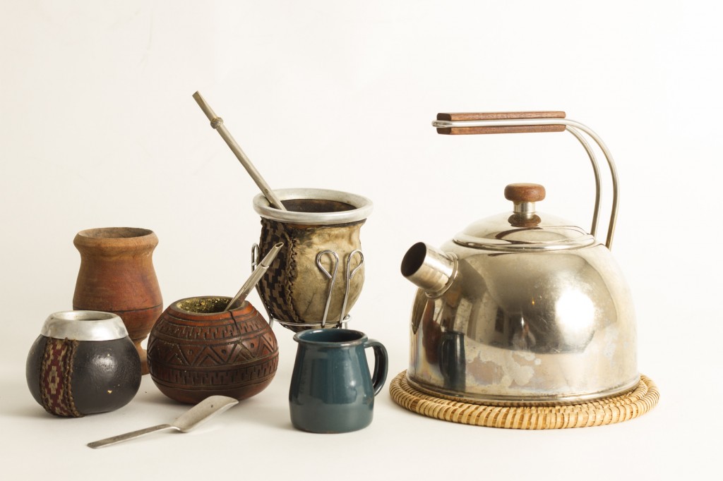 Budin, mate y yerba con pava en estudio.