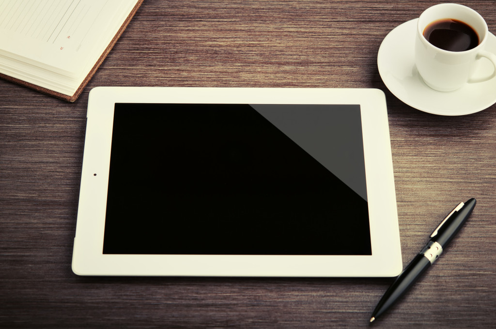 empty tablet and a coffee on the desk