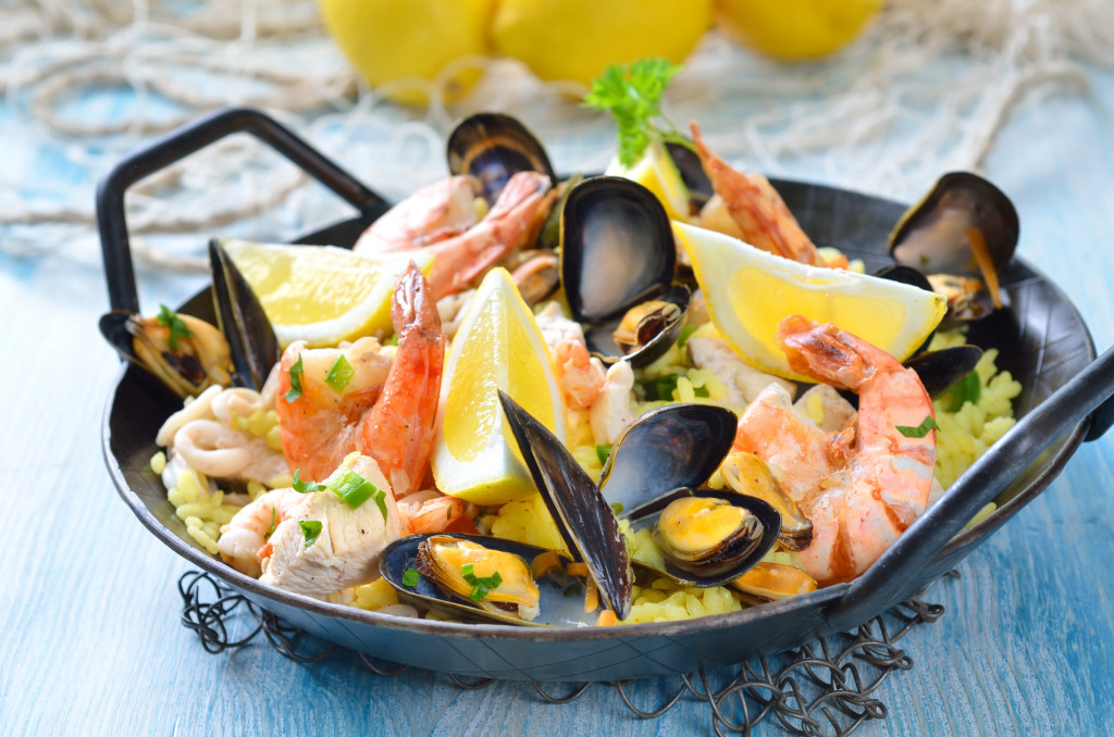 Paella mit Meeresfrüchten und Hühnerbruststücken