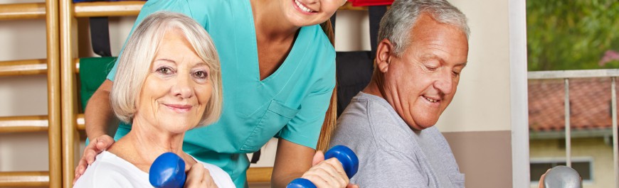 Senioren heben Hanteln bei Physiotherapie