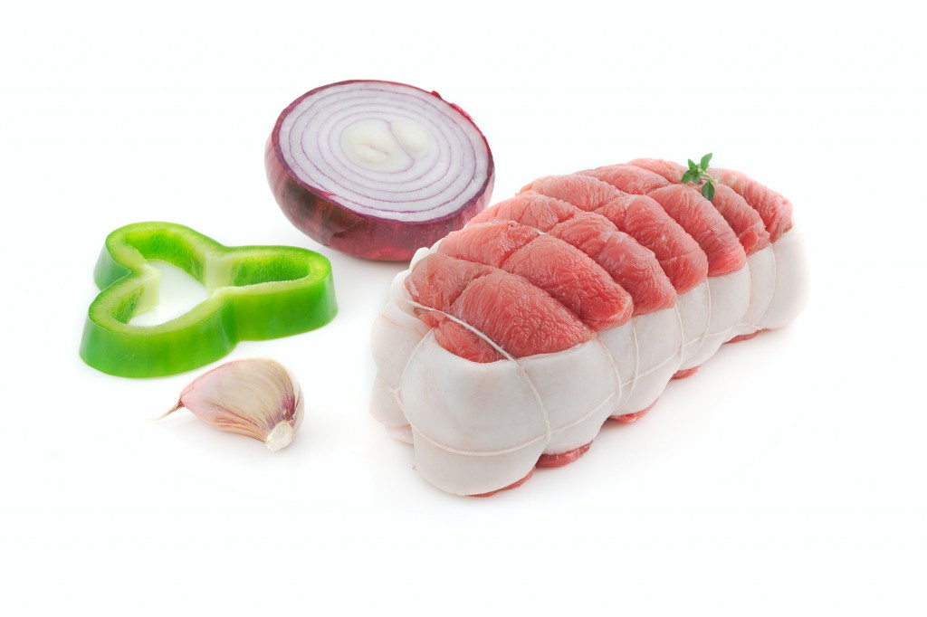 rôti de veau cru bardé et ficelé sur fond blanc