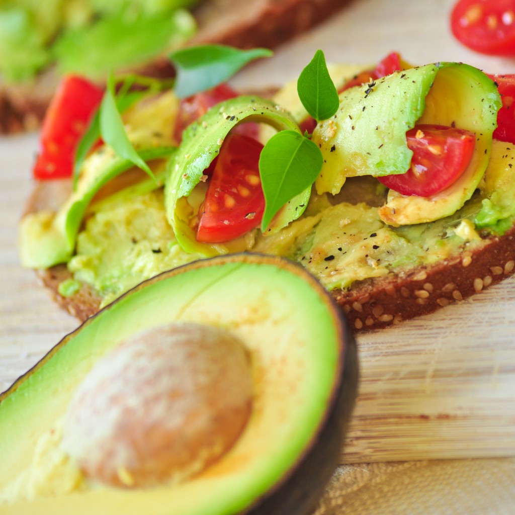 Vollkornbrot mit Avocado bestrichen