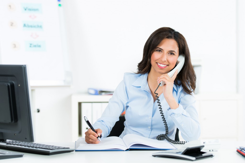 geschäftsfrau notiert einen termin