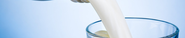 Szklanka mleka w butelce lub mleka w woreczku